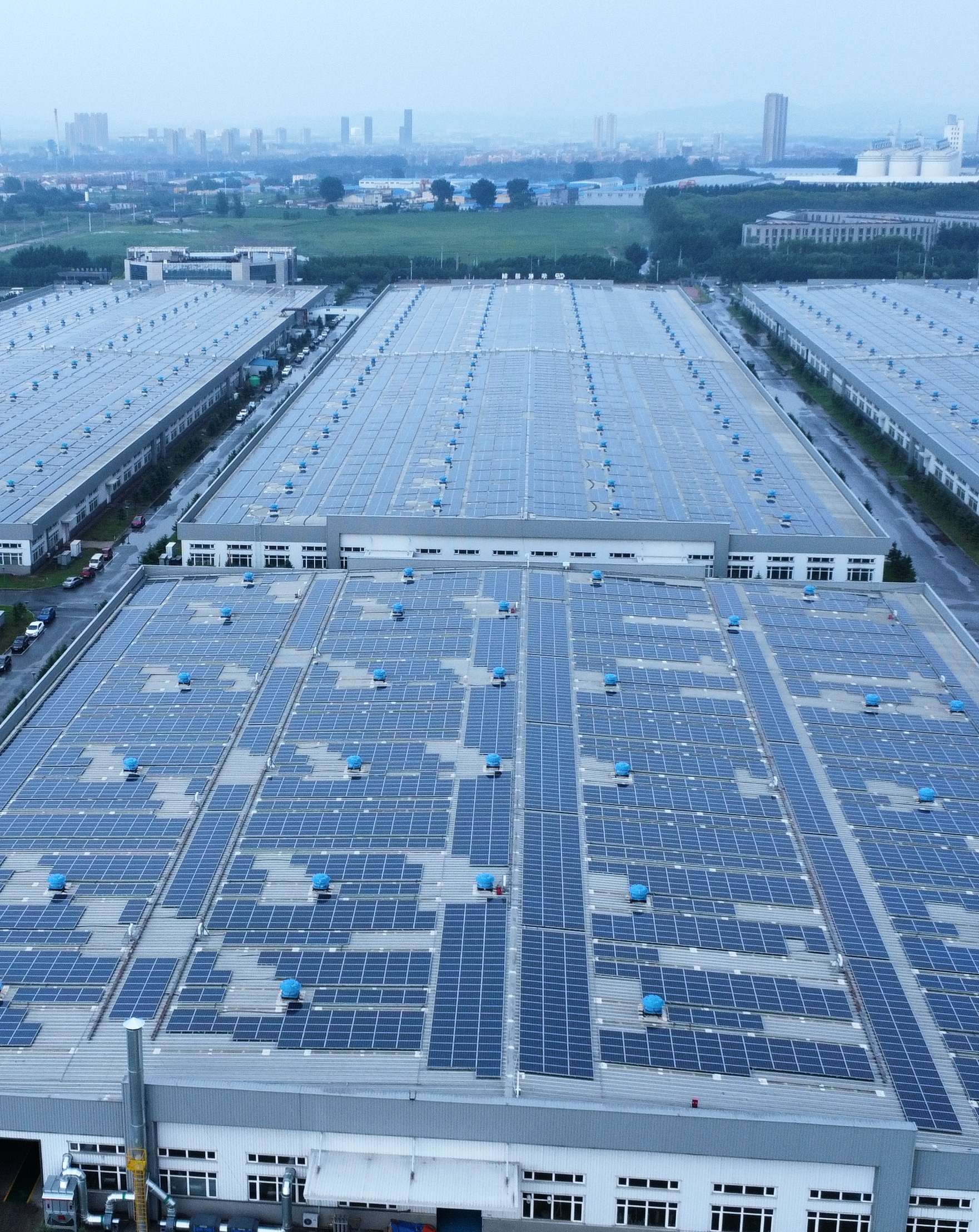 2017年12月 遼寧沈陽蘇泊爾工業(yè)園18MW光伏發(fā)電項(xiàng)目 年發(fā)電約2000萬度.jpg