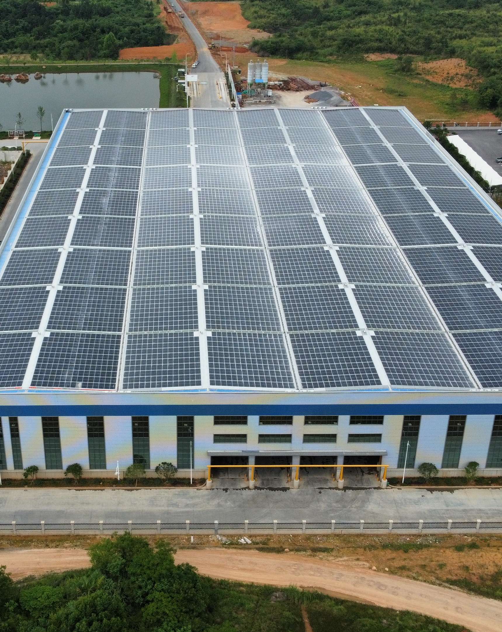 2022年4月，安徽池州匯成物資4MW光伏發(fā)電BIPV項(xiàng)目，年發(fā)電約400萬度，滿足約40%用電需求.jpg
